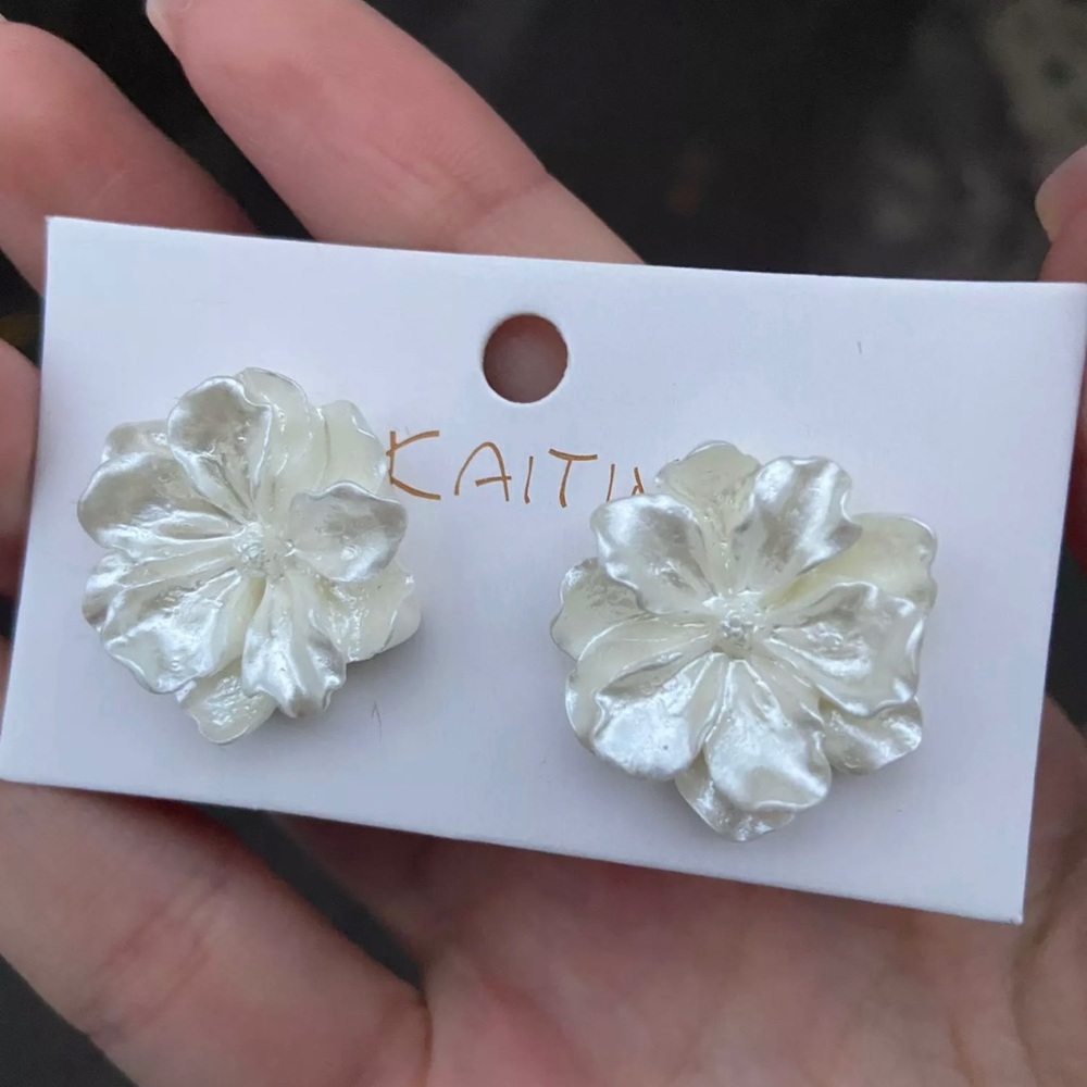 Incredibly ✨beautiful 🤍white pearl flowers-earrings 🤍